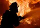 Bărbat carbonizat într-un incendiu care a distrus o casă. Trei persoane cu arsuri grave, la spital