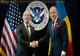 SUA: MOMENT FESTIV DEDICAT ELIMINĂRII VIZELOR PENTRU ROMÂNI, LA AMBASADA ROMÂNIEI DE LA WASHINGTON