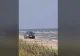 Șofer amendat după ce a intrat cu mașina pe plaja din Vadu. Imaginile cu autoturismul printre turiști au devenit virale